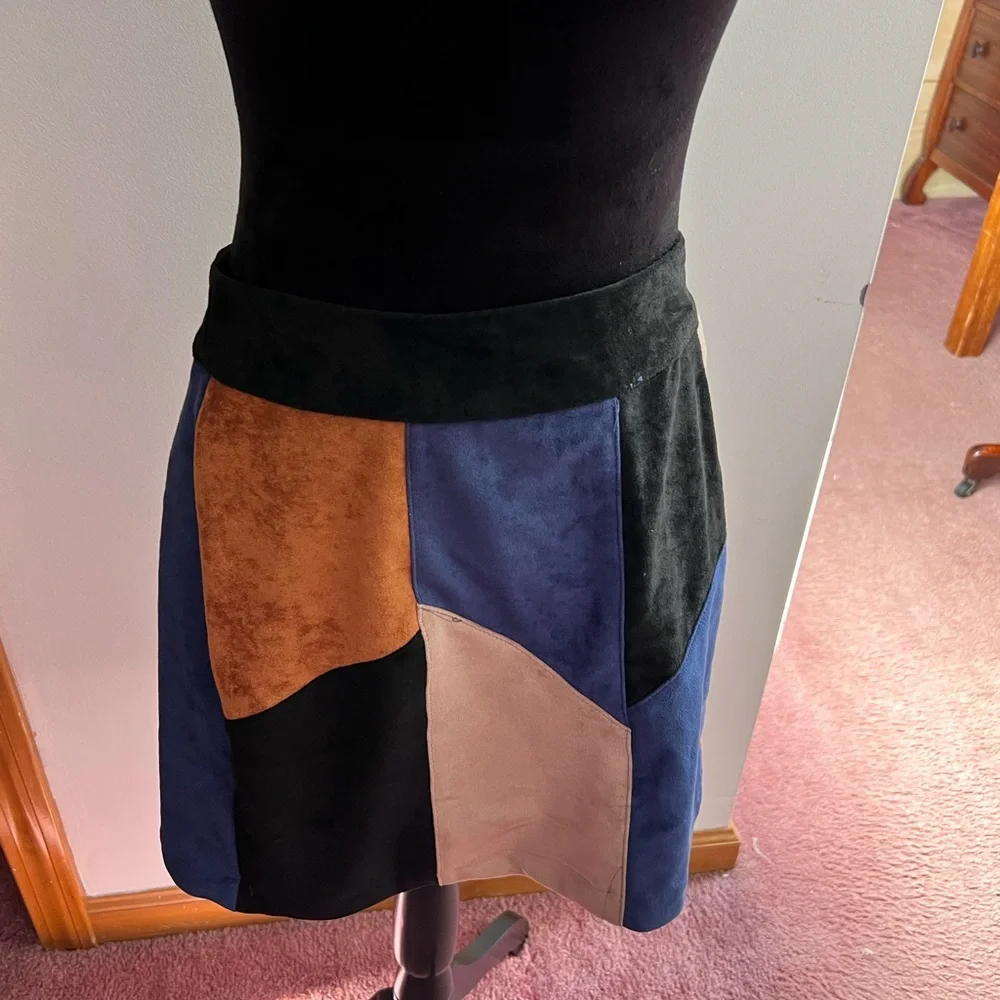 Venus new without tags  patch faux suede skirt. Size M with zipper back - Picture 5 of 10